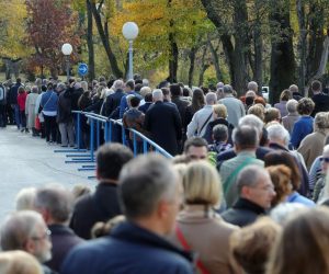 Zagreb: Veliki redovi stvarali su se na povratku s groblja 01.11.2018., Zagreb - Veliki broj gradjana posjetio je grobove svojih najmilijih na groblju Mirogoj. Veliki redovi stvarali su pri povratku s groblja. Photo: Sanjin Strukic/PIXSELL