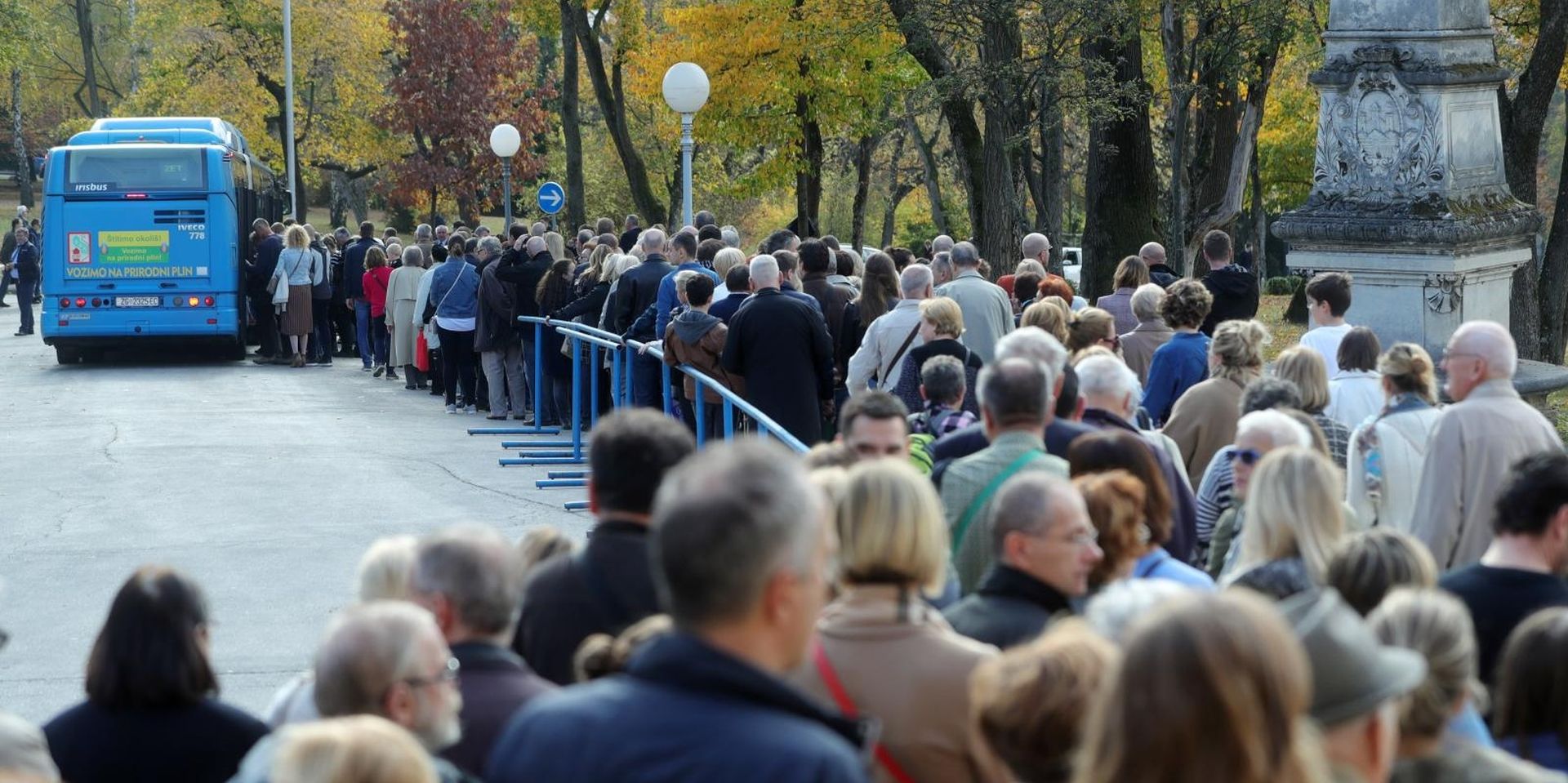 Zagreb: Veliki redovi stvarali su se na povratku s groblja 01.11.2018., Zagreb - Veliki broj gradjana posjetio je grobove svojih najmilijih na groblju Mirogoj. Veliki redovi stvarali su pri povratku s groblja. Photo: Sanjin Strukic/PIXSELL