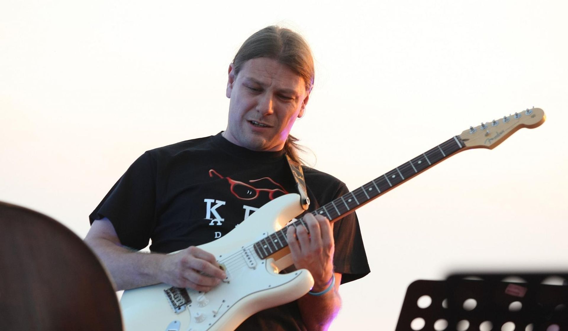 02.06.2014., Umag - Dvojica vrsnih umjetnika svjetskog glasa, poznati glumac, pjesnik i glazbenik Rade Serbedzija s orkestrom Zapadni kolodvor te jedan od najboljih svjetskih gitarista, dugogodisnji Stingov suradnik Dominic Miller s pratecim bandom virtuoza, nastupili su u Noci glazbene poezije, na plaznom platou hotela Adriatic. Kao predgrupa nastupio je Bruno Micetic trio koji cine Bruno Micetic, gitarist, Henri Adamovic, kontrabas, i legendarni bubnjar Ratko Divljak. 
Photo: Dusko Marusic/PIXSELL