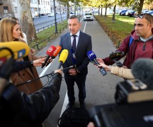 04.10.2019., Zagreb - Ministarstvo graditeljstva i prostornoga uredjenja, potpredsjednik Vlade i ministar Predrag Stromar dao je izjavu za medije o tijeku zaprimanja zahtjeva za subvencioniranje stambenih kredita. Zahtjev za subvencioniranje stambenog kredita mogu podnijeti svi mladji od 45 godina koji u svom vlasnistvu nemaju stan ili kucu. Ove su se godine zahtjevi mogli podnositi od 10. rujna, a rok za predaju istjece 4. listopada u 16 sati.
Photo: Marko Lukunic/PIXSELL