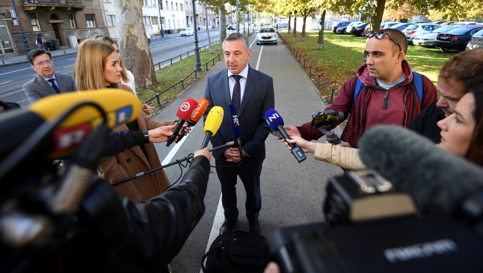 04.10.2019., Zagreb - Ministarstvo graditeljstva i prostornoga uredjenja, potpredsjednik Vlade i ministar Predrag Stromar dao je izjavu za medije o tijeku zaprimanja zahtjeva za subvencioniranje stambenih kredita. Zahtjev za subvencioniranje stambenog kredita mogu podnijeti svi mladji od 45 godina koji u svom vlasnistvu nemaju stan ili kucu. Ove su se godine zahtjevi mogli podnositi od 10. rujna, a rok za predaju istjece 4. listopada u 16 sati.
Photo: Marko Lukunic/PIXSELL