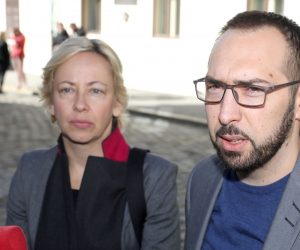 04.10.2019., Zagreb - Politicka platforma Mozemo odrzala je ispred Banskih dvora konferenciju za medije na kojoj su Tomislav Tomasevic i Danijela Dolenec na zadnji dan roka za prijave koristenja mjere subvencioniranih stambenih kredita govoriti o toj mjeri te ukupnoj stambenoj politici u Hrvatskoj.
Photo: Patrik Macek/PIXSELL