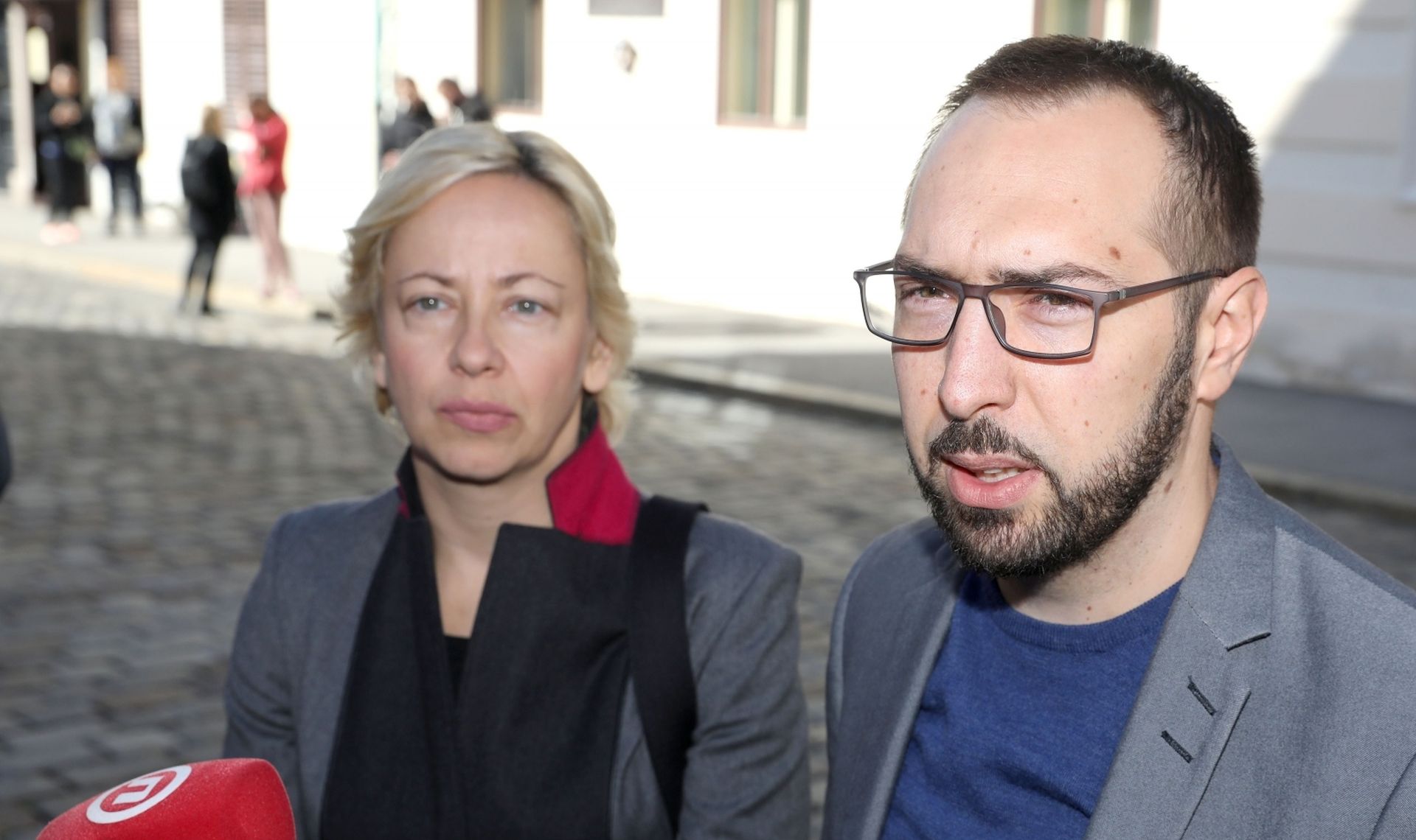 04.10.2019., Zagreb - Politicka platforma Mozemo odrzala je ispred Banskih dvora konferenciju za medije na kojoj su Tomislav Tomasevic i Danijela Dolenec na zadnji dan roka za prijave koristenja mjere subvencioniranih stambenih kredita govoriti o toj mjeri te ukupnoj stambenoj politici u Hrvatskoj.
Photo: Patrik Macek/PIXSELL