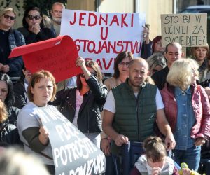 01.10.2019., Zagreb, Ministarstvo za demografiju, obitelj, mlade i socijalnu politiku - Clanovi udruge Sjena u suradnji s drugim udrugama i roditeljima njegovateljima iz cijele Hrvatske organizirali prosvjed, trazeci od Vlade Hrvatskog sabora i resornog ministarstva da se krene u izmjenu Zakona o socijalnoj skrbi. 
Photo: Igor Kralj/PIXSELL