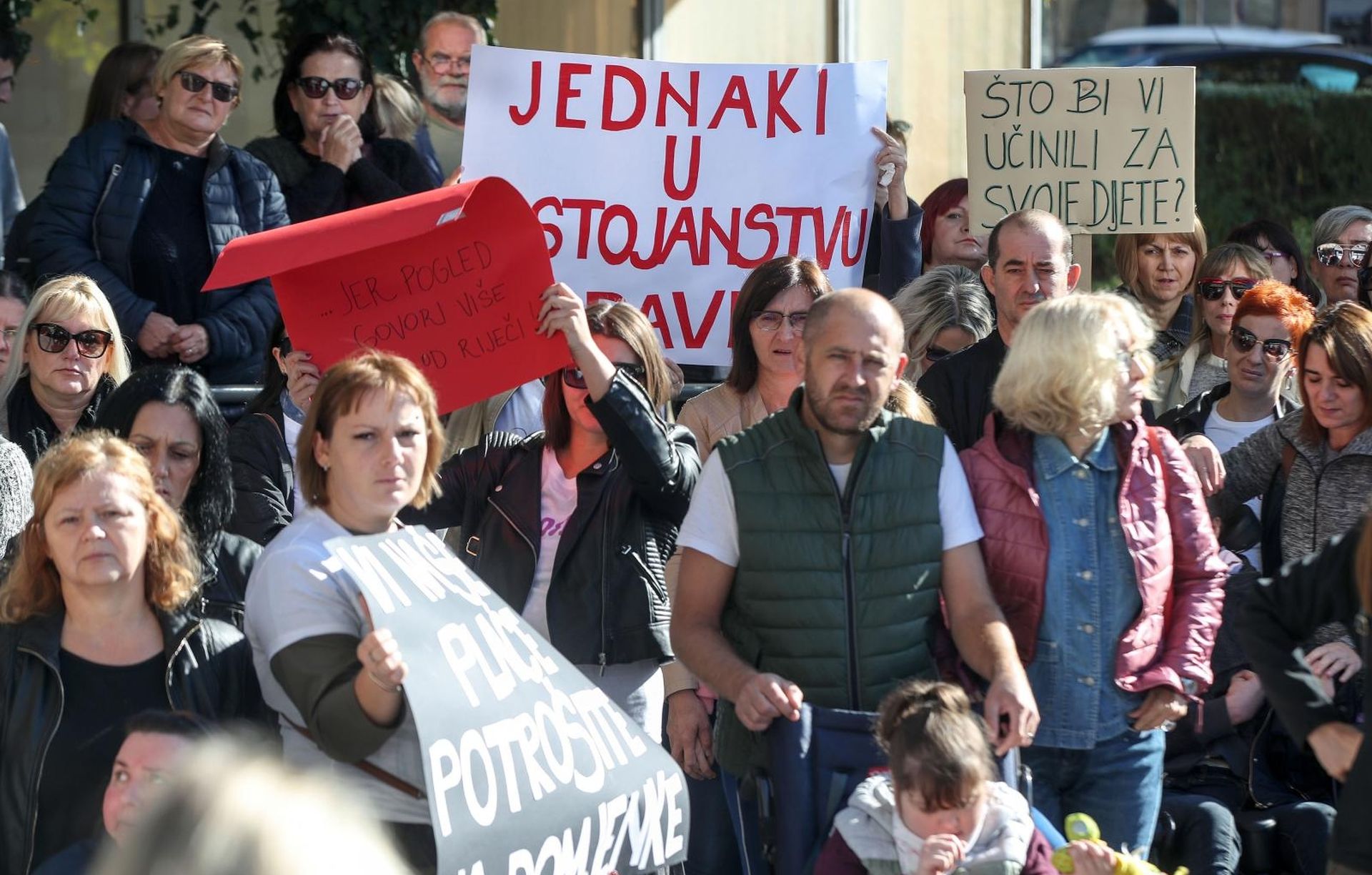 01.10.2019., Zagreb, Ministarstvo za demografiju, obitelj, mlade i socijalnu politiku - Clanovi udruge Sjena u suradnji s drugim udrugama i roditeljima njegovateljima iz cijele Hrvatske organizirali prosvjed, trazeci od Vlade Hrvatskog sabora i resornog ministarstva da se krene u izmjenu Zakona o socijalnoj skrbi. 
Photo: Igor Kralj/PIXSELL