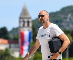 05.08.2019. Vis - Dino Radja u drustvu prijatelja prosetao viskom rivom noseci majicu na natpisom "pizdarija".  Photo: Josip Regovic/PIXSELL