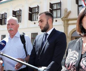 05.09.2019., Zagreb - Sindikat hrvatskih ucitelja i Nezavisni sindikat zaposlenih u srednjim skolama Hrvatske organizirali su danas prosvjed na Trgu svetog Marka trazeci od Vlade povecanje placa.
Predstavnike prosvjednika primio je premijer Plenkovic. Nakon sastanka izjave su dali Blazenka Divjak, Josip Aladrovic, Branimir Mihalinec i Sanja Sprem.
Photo: Patrik Macek/PIXSELL