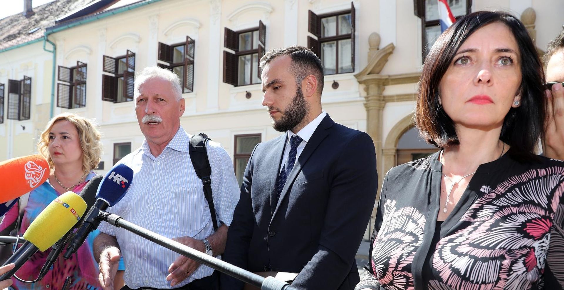 05.09.2019., Zagreb - Sindikat hrvatskih ucitelja i Nezavisni sindikat zaposlenih u srednjim skolama Hrvatske organizirali su danas prosvjed na Trgu svetog Marka trazeci od Vlade povecanje placa.
Predstavnike prosvjednika primio je premijer Plenkovic. Nakon sastanka izjave su dali Blazenka Divjak, Josip Aladrovic, Branimir Mihalinec i Sanja Sprem.
Photo: Patrik Macek/PIXSELL