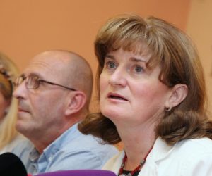 06.09.2013., Zagreb - Na konferenciji za novinare Glavnog vijeca Hrvatskog strukovnog sindikata medicinskih sestara objavljeno je da da sindikat lijecnika i medicinskih sestara - medicinskih tehnicara ide u strajk koji ce poceti u srijedu, 18. rujna, u 7 sati te da ce trajati do ispunjenja zahtjeva. Sindikati traze potpisivanje novog kolektivnog ugovora, u kojem bi se uvazili njihovi zahtjevi da se svaki redovan rad duzi od 40 sati tjedno plati 50 posto vise, kao prekovremeni rad. Ankica Prasnjak, predsjednica Glavnog vijeca. Photo: Zeljko Lukunic/PIXSELL