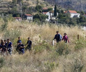 06.10.2019., Mosor - Dok su mnogi danasnji lijepi jesenski dan iskoristili za odmor i uzivanje vrijedni slavonski izvidjaci Zelene patrole Rajic pridruzili su se akciji Boranka i posadili stotine stabala na opozarenom podrucju Mosora koje je unisteno prije vise od dvije godine.
Photo: Ivo Cagalj/PIXSELL