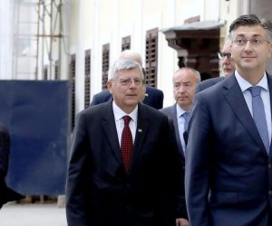 07.10.2019., Zagreb - Predsjednik Vlade Andrej Plenkovic polozio je vijenac na spomen plocu na zgradi Vlade Republike Hrvatske povodom 28. obljetnice raketiranja Banskih dvora. Zeljko Reiner Photo: Patrik Macek/PIXSELL
