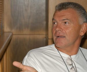 02.09.2005., Igoumenitas, Grcka - Hrvoje Petrac uhicen je u Grckoj. Petrac je  optuzen zbog otmice Tomislava Zagorca, sina generala Vladimira Zagorca, s kojim Petrac ima nekoliko zajednickih tvrtki. Zajedno s Petracem osudjen je i Ivica Ico Matekovic. Petrac je osudjen na sest godina zatvorske kazne.
Hrvoje Petrac ceka u sudnici razvoj dogadjaja
Photo: Marko Lukunic/Vecernji list