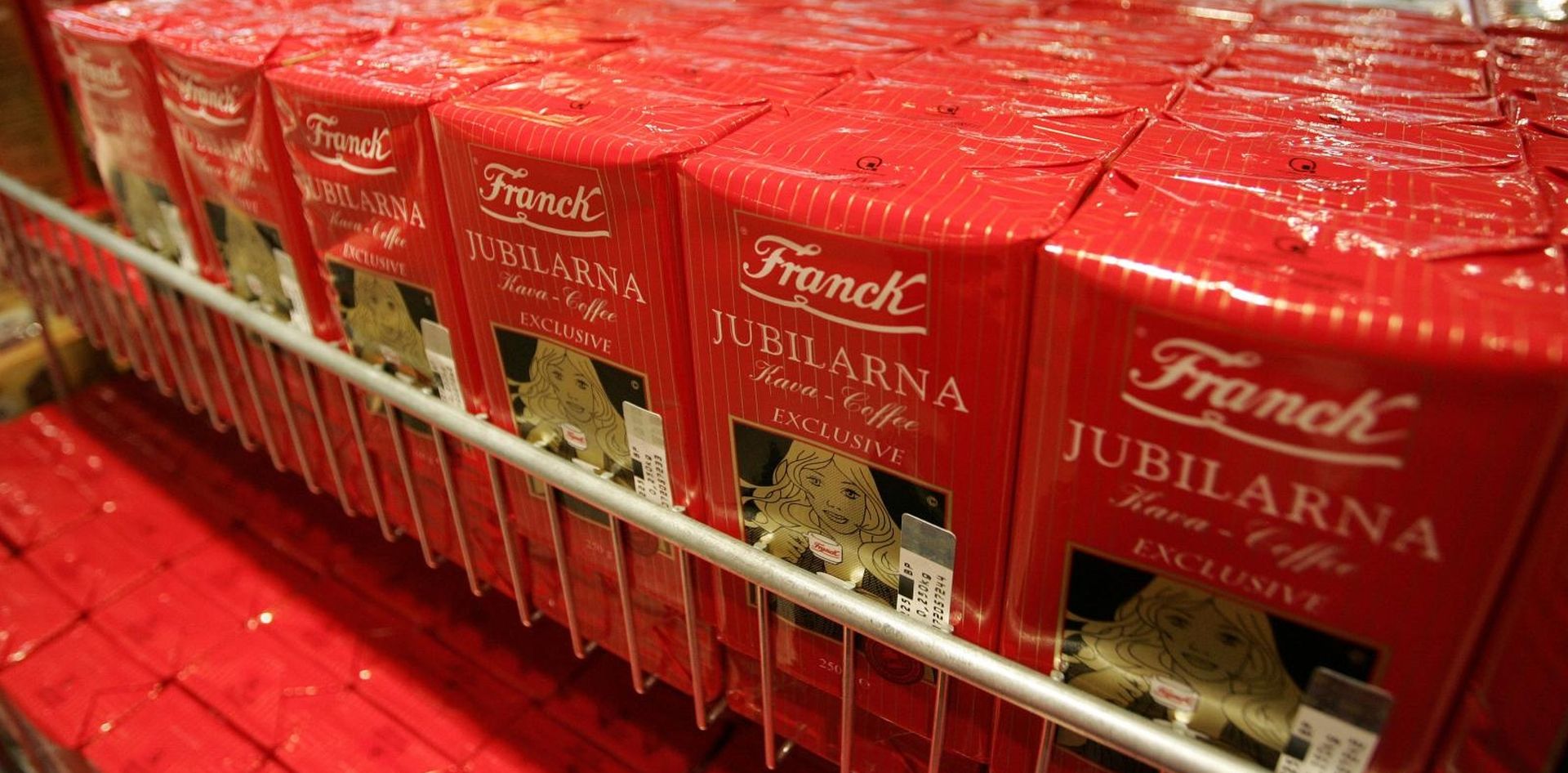 03.09.2008., Zagreb, Hrvatska-  Super Konzum na Crnomercu.  Snizenje marze sa odredjenih proizvoda koji se nalaze na policama svih 600 maloprodajnih  konzumovih ducana, to su 22 artikla izmedju kojih su kava ,mlijeko, secer, brasno, tjestenina i dr. Marza ce biti manja za 12-15 %. Konzum je zajedno sa proizvodjacima, Franck, Podravka, Vindija, Dukat, Secerana viro itd., smanjio marzu do 15 %.
Photo: Slavko Midzor/24sata