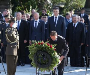 08.10.2019., Zagreb - Polaganje vijenaca na gradskom groblju Mirogoj prigodom obiljezavanja 28. obljetnice Dana neovisnosti - ispred Sredisnjeg kriza u Aleji poginulih hrvatskih branitelja, na grobu prvog hrvatskog predsjednika dr. Franje Tudjmana i ispred zajednicke grobnice za neidentificirane zrtve iz Domovinskog rata na Krematoriju. Gordan Jandrokovic, Andrej Plenkovic, Damir Krsticevic. 
Photo: Luka Stanzl/PIXSELL