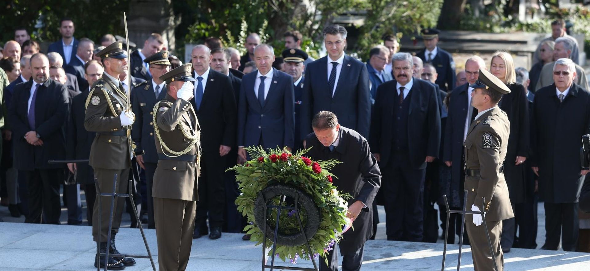 08.10.2019., Zagreb - Polaganje vijenaca na gradskom groblju Mirogoj prigodom obiljezavanja 28. obljetnice Dana neovisnosti - ispred Sredisnjeg kriza u Aleji poginulih hrvatskih branitelja, na grobu prvog hrvatskog predsjednika dr. Franje Tudjmana i ispred zajednicke grobnice za neidentificirane zrtve iz Domovinskog rata na Krematoriju. Gordan Jandrokovic, Andrej Plenkovic, Damir Krsticevic. 
Photo: Luka Stanzl/PIXSELL