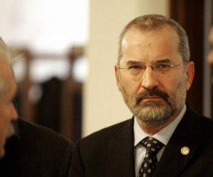 23.12.2008., Zagreb,Hrvatska- Na komemoraciji za generala Gordana Cacica u MORH-u govorio je, i Branko Vukelic. Oprostio se od prijatelja i ponudio pomoc obitelji generala.Uz obitelj, na komemoraciji za generala Gordana Cacica (47),u utorak su se u Ministarstvu obrane okupili kolege, prijatelji, politicari, medju kojima i Jadranka Kosor, Zeljka Antunovic, Vladimir Seks, Mladen Bajic.. Uzvanike, svojim je  govorom do suza dirnuo ministar obrane Branko Vukelic
- Dragi Gordane, tesko cemo se u ministarstvu obrane i Oruzanim snagama naviknuti na tvoj odlazak, tvoju jedinu izgubljenu bitku. Dozivljavao si nas kao drugu obitelj, mi tebe kao dragog prijatelja. Nenametljiv, ponosan uspravan, iz nase svakodnevnice Gordan odlazi u nase misli i molitve. Postovana obitelji, zelim vam poruciti da se na nas, Gordanovu drugu obitelj uvijek mozete osloniti. Hvala ti dragi Gordane za sve...Zbogom prijatelju - porucio je Vukelic. Komemoracija je otvorena citanjem Caciceve biografije dok su se u pozadini nizale fotografije iz bogatog i dinamicnog generalovog zivota.  Za njim u tuzi ostaju supruga Vesna, pokcerka Vlatka i unuk Fran. Pokopat ce ga u srijedu u 12.30 na zagrebackom Mirogoju u Aleji branitelja uz vojne pocasti. General je stradao u petak sudarivsi se sa skijasem u Cortini D'Ampezzo u Italiji. U subotu navecer iskljucili su mu aparate koji su ga odrzavali na zivotu.
Photo: Slavko Midzor/24sata