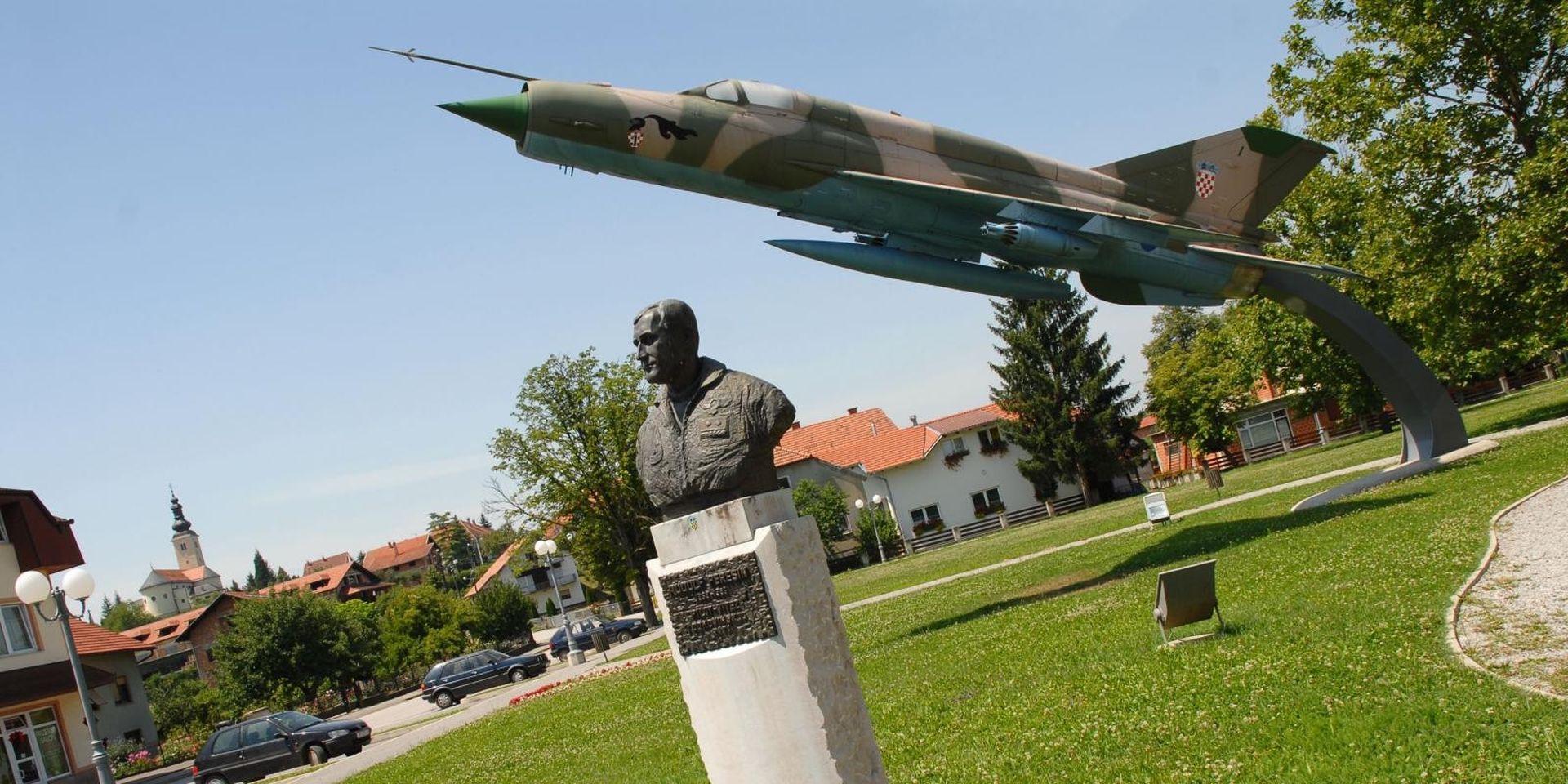 15.07.2009., Gornja Stubica - 24. lipnja 2004. u Gornjoj Stubici je otvoren spomen park "Rudolf Peresin" u kojem se nalazi pilotova statua i konzervirani MiG-21 koji je dosao iz remontnog zavoda u Velikoj Gorici.
Photo: Zeljko Pusec/Vecernji list