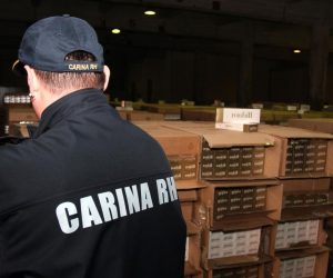 11.01.2014., Rijeka - Carinski sluzbenici zaplijenili su u luci vise od 51 000 steka cigareta (vise od milijun cigareta). Cigarete su nadjene na kontejnerskom terminalu Brajdica. Djelatnici carine i policije sa psom, kujom Raskom, pokazuju zaplijenjenu robu. 
Photo: Goran Kovacic/PIXSELL