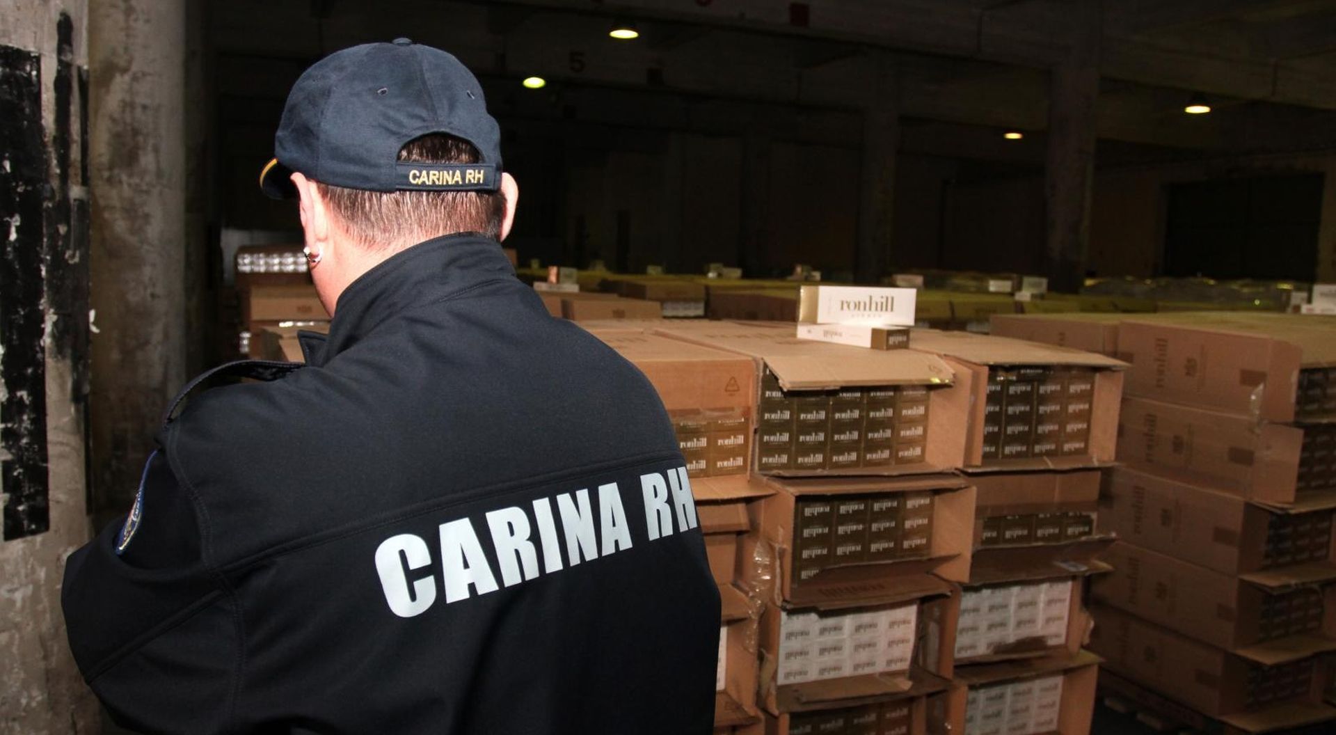 11.01.2014., Rijeka - Carinski sluzbenici zaplijenili su u luci vise od 51 000 steka cigareta (vise od milijun cigareta). Cigarete su nadjene na kontejnerskom terminalu Brajdica. Djelatnici carine i policije sa psom, kujom Raskom, pokazuju zaplijenjenu robu. 
Photo: Goran Kovacic/PIXSELL