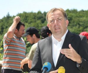 27.07.2011., Plitvicka Jezera - Nacionalni park Plitvicka Jezera posjetio je pola milijunti posjetitelj, par iz Poljske. Ravnatelj nacionalnog parka Plitvicka Jezera Branislav Sutic. 
Photo: Kristina Stedul Fabac/PIXSELL