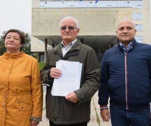 11.10.2019., Zagreb - Ispred Gradskog poglavarstva Goran Kusic, Mirjana Kos i Mladen Marsanic obitelj koja se s Gradom spori oko svog zemljista na kojem je Grad napravio okretiste tramvaja u Preckom, obratili su se novinarima. 
Photo: Marko Lukunic/PIXSELL