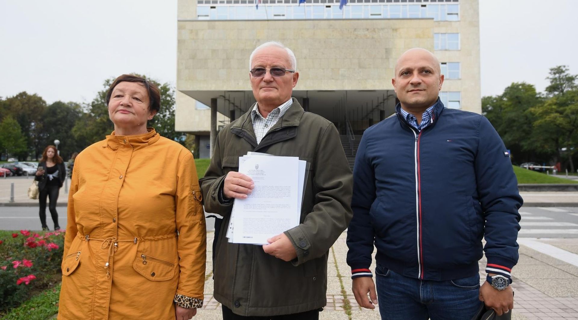 11.10.2019., Zagreb - Ispred Gradskog poglavarstva Goran Kusic, Mirjana Kos i Mladen Marsanic obitelj koja se s Gradom spori oko svog zemljista na kojem je Grad napravio okretiste tramvaja u Preckom, obratili su se novinarima. 
Photo: Marko Lukunic/PIXSELL