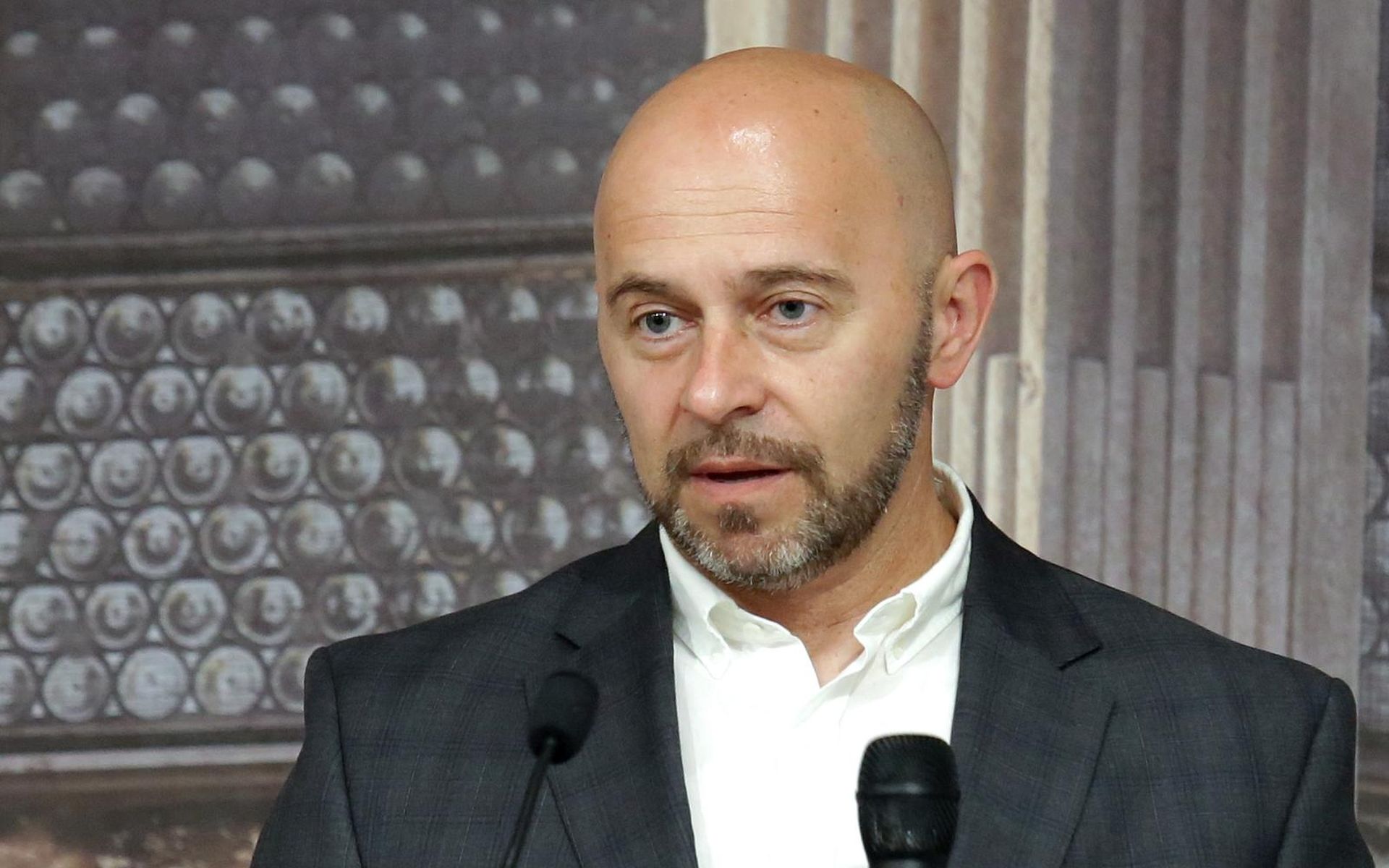 13.06.2019., Sibenik - U Sibeniku je svecano potpisian ugovor za projektiranje i izvodjenje radova izgradnje MBO postrojenja i pratecih objekata Centra za gospodarenje otpadom Bikarac. O projektu Izgradnje Centra za gospodarenje otpadom Bikarac i njegovu znacaju za uspostavu cjelovitog sustava gospodarenja otpadom u Sibensko-kninskoj zupaniji govorili suTomislav Coric, ministar zastite okolisa i energetike,Dubravko Ponos, direktor Fonda za zastitu okolisa i energetsku ucinkovitost,Dr. Zeljko Buric, gradonacelnik Grada Sibenika,Goran Pauk,zupan, Roland Tusar, direktor GH Holding d.o.o. i Robert Podrug, direktor tvrtke Bikarac d.o.o.
Photo: Dusko Jaramaz/PIXSELL