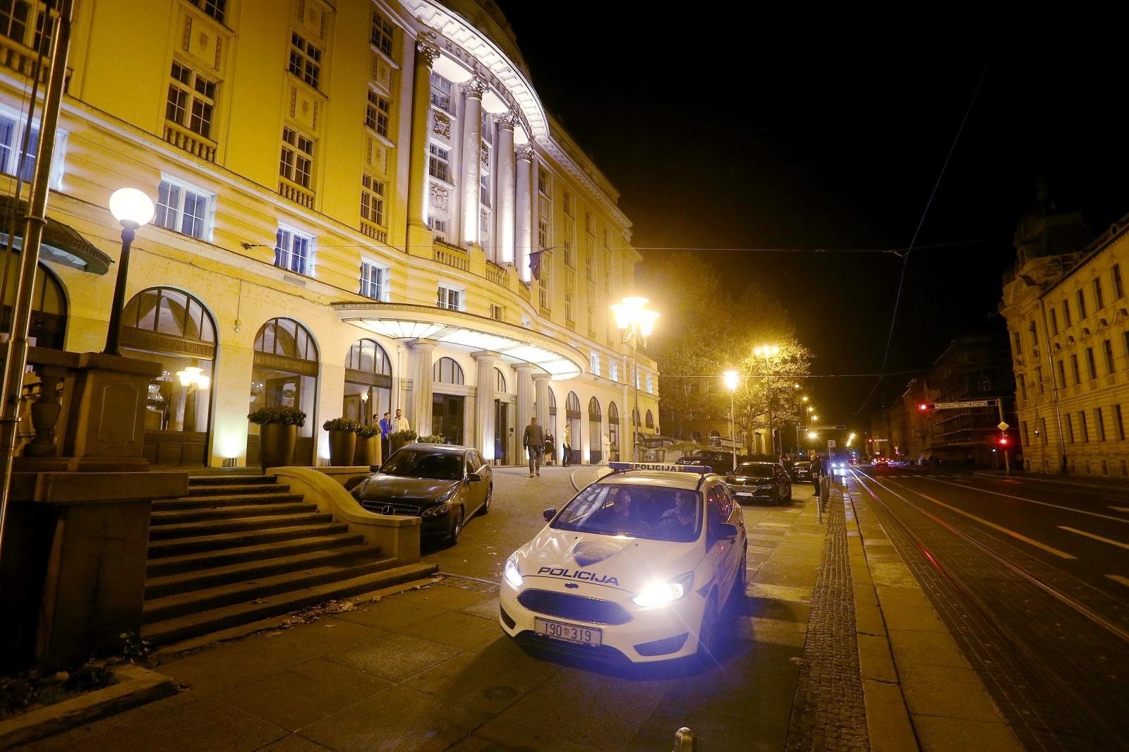 12.10.2019.,Zagreb - ispred hotela Esplanade pretucena osoba. 
Photo: Dalibor Urukalovic/PIXSELL