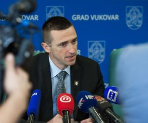 14.07.2019., Vukovar - Konferencija za novinare vukovarskog gradonacelnika Ivana Penave u povodu odluke Ustavnog suda vezane za statutarnu odluku ostvarivanja sluzbene uporabe jezika i pisma srpske nacionalne manjine na podrucju Grada Vukovara. Photo: Davor Javorovic/PIXSELL