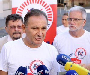 16.09.2019., Zagreb - Savez samostalnih sindikata Hrvatske (SSSH), Nezavisni hrvatski sindikati (NHS) i Matica hrvatskih sindikata (MHS) odrzali su konferenciju za medije ispred Hrvatskog sabora na temu referenduma 67 je previse. Govorili su predsjednici sindikalnih sredisnjica Mladen Novosel, Kresimir Sever i Vilim Ribic.
Photo: Patrik Macek/PIXSELL