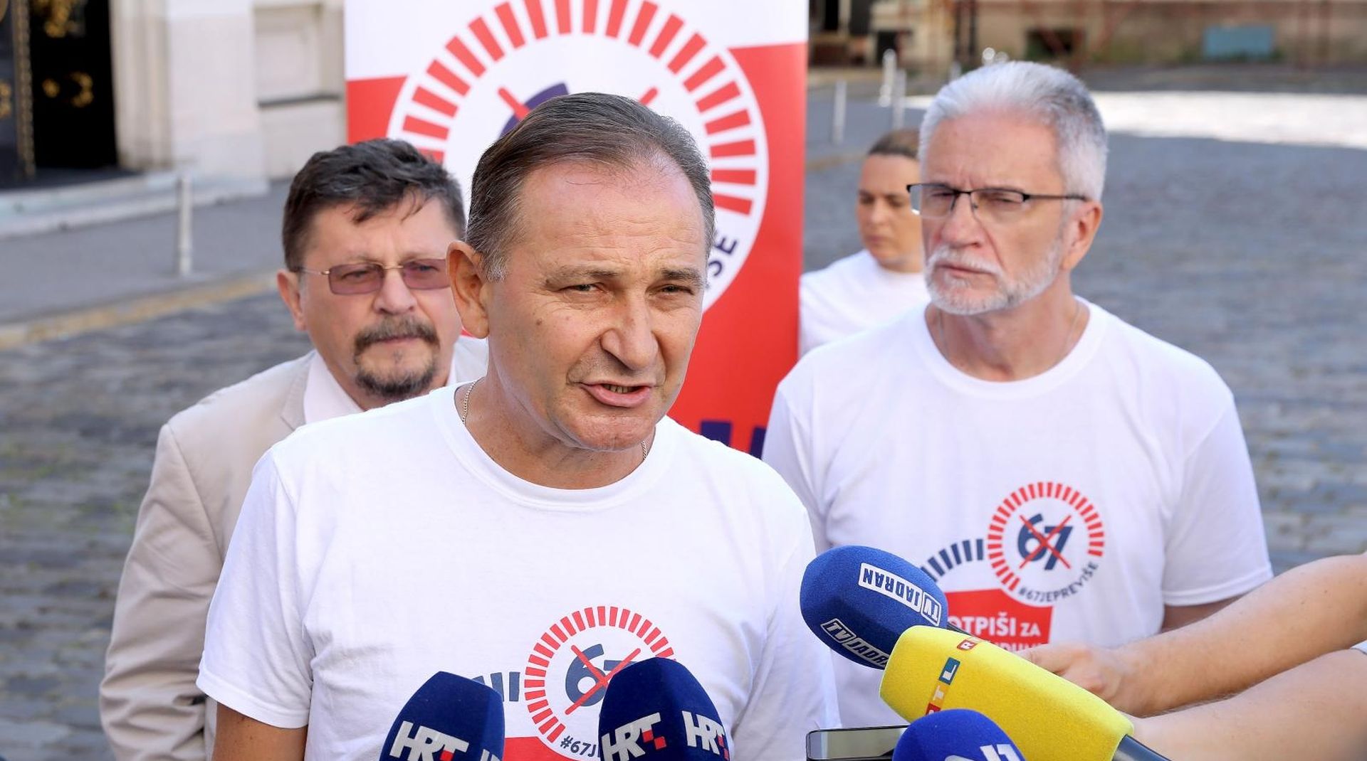 16.09.2019., Zagreb - Savez samostalnih sindikata Hrvatske (SSSH), Nezavisni hrvatski sindikati (NHS) i Matica hrvatskih sindikata (MHS) odrzali su konferenciju za medije ispred Hrvatskog sabora na temu referenduma 67 je previse. Govorili su predsjednici sindikalnih sredisnjica Mladen Novosel, Kresimir Sever i Vilim Ribic.
Photo: Patrik Macek/PIXSELL