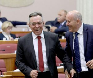 16.10.2019., Zagreb - U nastavku 14. sjednice premijer Andrej Plenkovic podnosi Saboru trece godisnje izvjesce o radu Vlade. Vrlo prijateljski pozdrav koalicijskih partnera Milorada Batinica i Branka Bacica.
Photo: Patrik Macek/PIXSELL