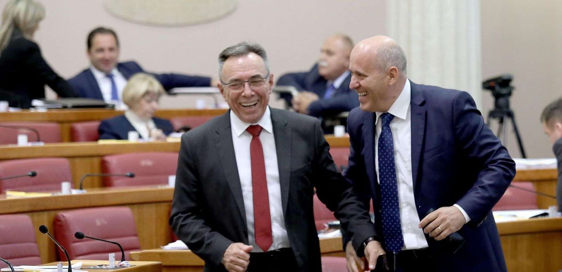16.10.2019., Zagreb - U nastavku 14. sjednice premijer Andrej Plenkovic podnosi Saboru trece godisnje izvjesce o radu Vlade. Vrlo prijateljski pozdrav koalicijskih partnera Milorada Batinica i Branka Bacica.
Photo: Patrik Macek/PIXSELL