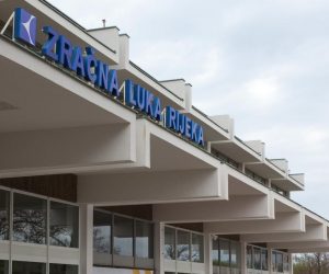 17.04.2015., Omisalj, otok Krk - U ulaznom holu aerodromske zgrade dovrseni su zimus zapoceti radovi, pa putnike vise ne docekuje oronuli interijer iz sedamdesetih godina proslog stoljeca, vec u potpunosti novouredjeni prostori caffe bara i check ina. Postavljeni su novi salteri za prijavljivanje putnika, uredjen okolni prostor i stropovi, te postavljeni monitori koji cc prikazivati podatke o polascima i dolascima aviona. Preko zracne luke Krk putuju i hidroavioni koji lete za Rab, Split i Dubrovnik.
Photo: Nel Pavletic/PIXSELL
