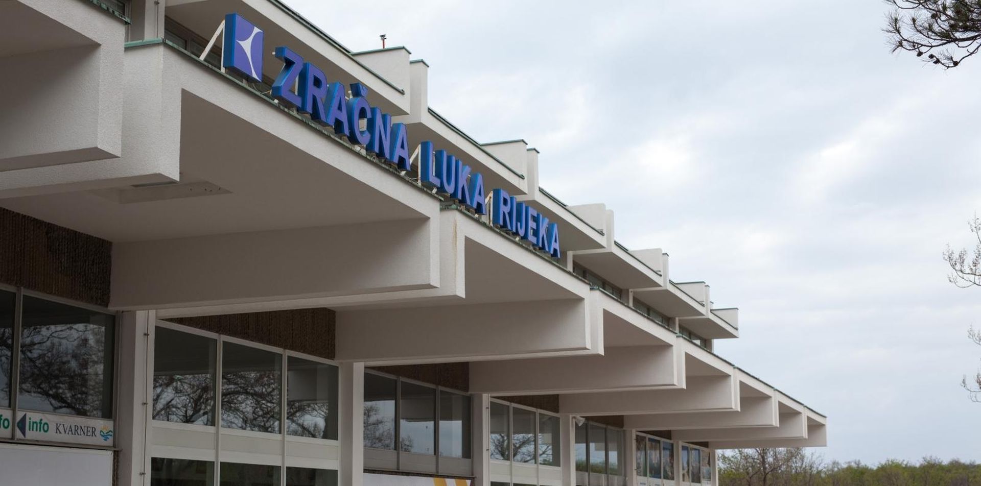 17.04.2015., Omisalj, otok Krk - U ulaznom holu aerodromske zgrade dovrseni su zimus zapoceti radovi, pa putnike vise ne docekuje oronuli interijer iz sedamdesetih godina proslog stoljeca, vec u potpunosti novouredjeni prostori caffe bara i check ina. Postavljeni su novi salteri za prijavljivanje putnika, uredjen okolni prostor i stropovi, te postavljeni monitori koji cc prikazivati podatke o polascima i dolascima aviona. Preko zracne luke Krk putuju i hidroavioni koji lete za Rab, Split i Dubrovnik.
Photo: Nel Pavletic/PIXSELL