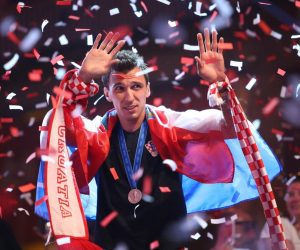 16.07.2018., Zagreb - Docek Vatrenih na sredisnjem gradskom trgu. Hrvatska nogometna reprezentacija osvojila je drugo mjesto na Svjetskom prvenstvu 2018. u Rusiji. Mario Mandzukic. 
Photo: Petar Glebov/PIXSELL