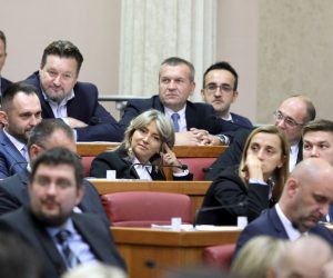 18.10.2019., Zagreb - U Saboru je uz stalnu opstrukciju oporbenih zastupnika pocelo glasovanje o raspravljenim tockama dnevnog reda. Rezultati glasovanja pokazuju da su problemi u vladajucoj koaliciji rijeseni. Suncana Glavak Photo: Patrik Macek/PIXSELL