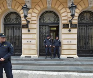 Zadar: Prosvjed građana protiv puštanja Darka Kovačevića na slobodu 19.12.2018., Zadar - Nekoliko stotina gradjana okupilo se na sredisnjem trgu u znak prosvjeda protiv pustanja nasilnika Darka Kovacevica na slobodu. Nakon toga su se uputili ispred zgrade suda. 
Photo: Dino Stanin/PIXSELL