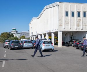 21.10.2019., Zracna luka Dubrovnik, Konavle - Zastitari Zracne luke Dubrovnik koji su automobilom  prevozili novac opljackani su jutros oko 7:40 sati. U tijeku je potraga za pljackasima koji su bili naoruzni pistoljima, a koji su se udaljili na motociklu.
Photo: Grgo Jelavic/PIXSELL