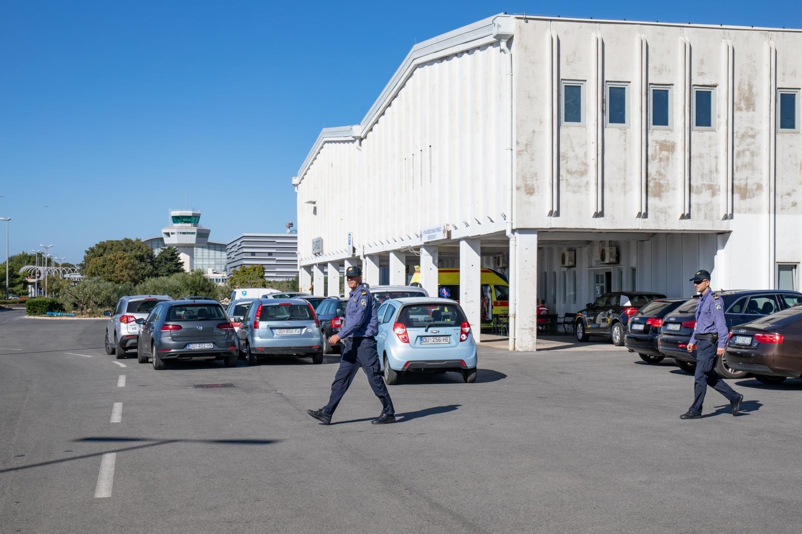 21.10.2019., Zracna luka Dubrovnik, Konavle - Zastitari Zracne luke Dubrovnik koji su automobilom  prevozili novac opljackani su jutros oko 7:40 sati. U tijeku je potraga za pljackasima koji su bili naoruzni pistoljima, a koji su se udaljili na motociklu.
Photo: Grgo Jelavic/PIXSELL