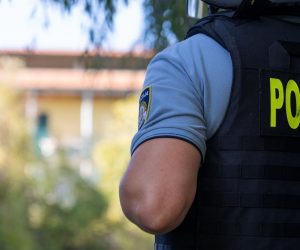 23.10.2019., Sinj - U Ulici Stjepana Radica 72-godisnji muskarac se zatvorio u kucu i prijeti da ce izazvati eksploziju. Policija je osigurala mjesto dogadjaja, a na terenu je i pregovarac. Photo: Milan Sabic/PIXSELL