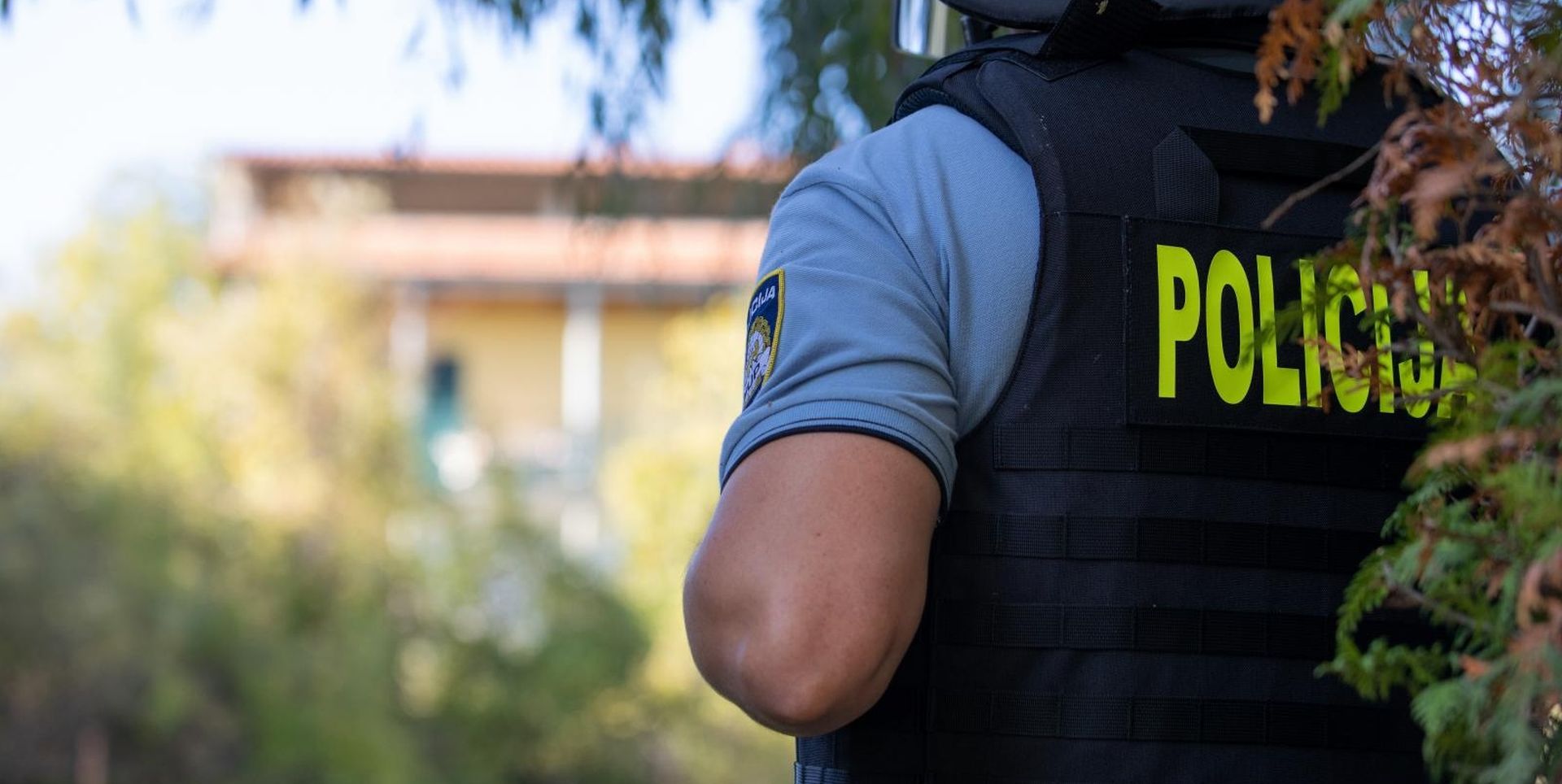 23.10.2019., Sinj - U Ulici Stjepana Radica 72-godisnji muskarac se zatvorio u kucu i prijeti da ce izazvati eksploziju. Policija je osigurala mjesto dogadjaja, a na terenu je i pregovarac. Photo: Milan Sabic/PIXSELL