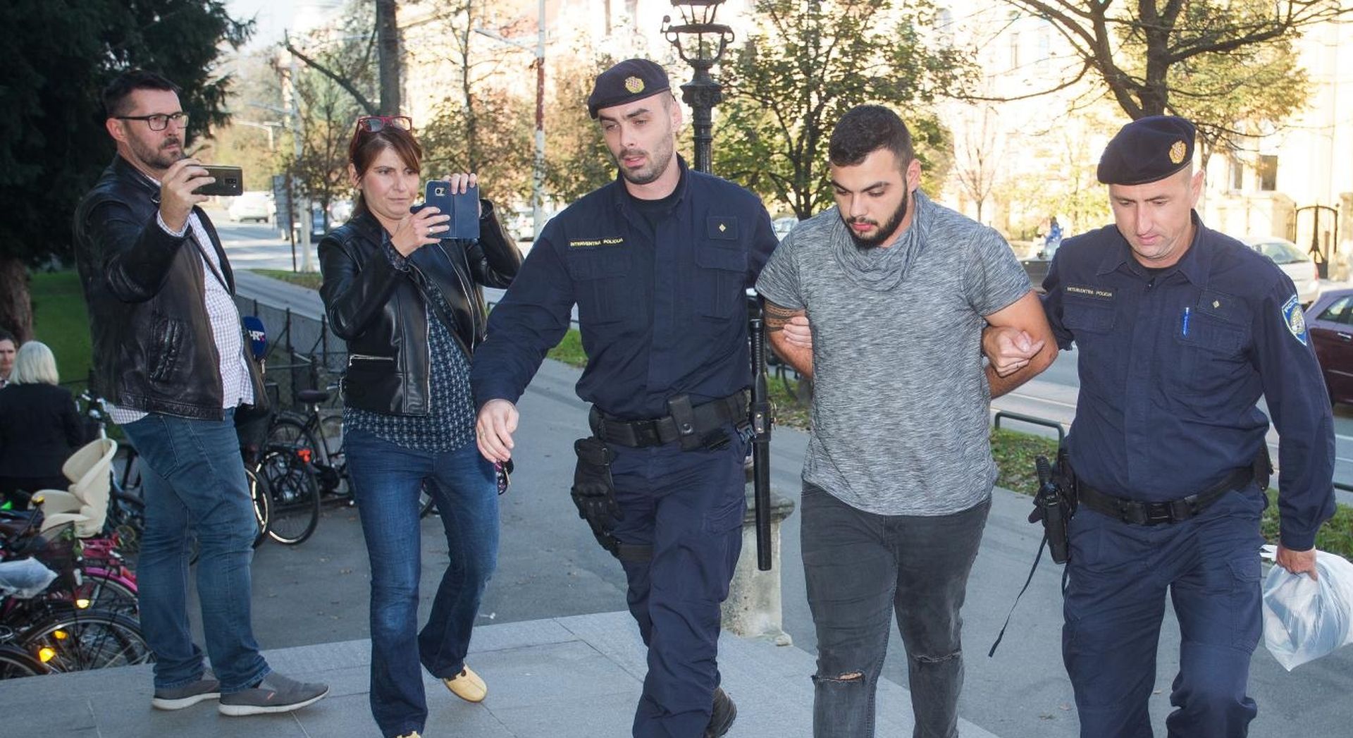 24.10.2019., Osijek - Privodjenje osumnjicenog za razbojnistvo nedaleko Djakova kada su dvojica maskiranih razbojnika uz vatreno oruzje napali dostavni kombi i oteli novac. Osumnjiceni Ilija Coric u pratnji policije. Photo: Davor Javorovic/PIXSELL