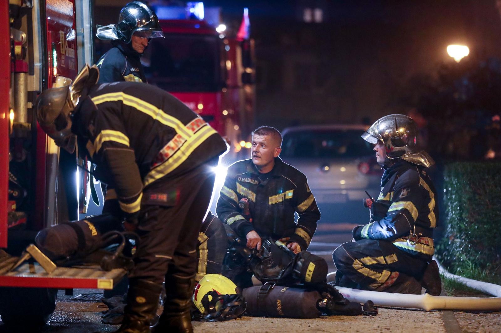 24.10.2019., Zagreb - Vatrogasci gase pozar u zgradi u ulici Horvata Kisa 5. Photo: Slavko Midzor/PIXSELL