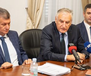 25.10.2019., Palaca Ranjina, Dubrovnik - Potpisivanje ugovora za dnevnu bolnicu u Dubrovniku i Metkovicu. Uz ministra zdravstva Milana Kujundzica prisutni su bili gradonacelnici Dubrovnika i Metkovica te zupan.
Photo: Grgo Jelavic/PIXSELL