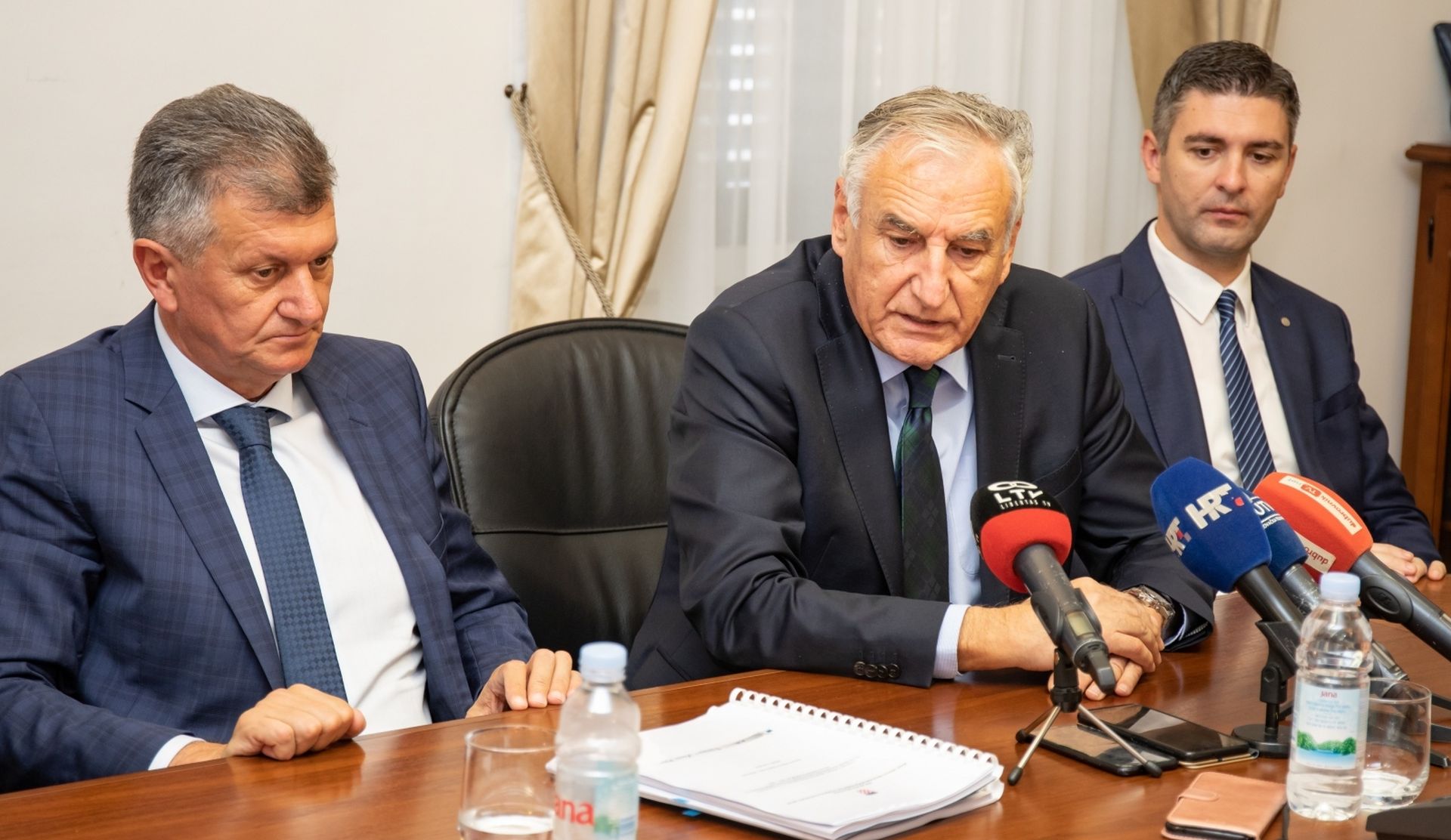 25.10.2019., Palaca Ranjina, Dubrovnik - Potpisivanje ugovora za dnevnu bolnicu u Dubrovniku i Metkovicu. Uz ministra zdravstva Milana Kujundzica prisutni su bili gradonacelnici Dubrovnika i Metkovica te zupan.
Photo: Grgo Jelavic/PIXSELL