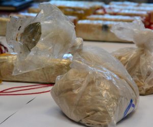 26.10.2017., Slavonski Brod - Policijski sluzbenici Policijske uprave brodsko-posavske proveli su kriminalisticko istrazivanje nad tri osobe na okolnosti pocinjenja kaznenih djela, u okviru kojeg je
pronadjeno oko 6,5 kilograma heroina. 
Ukupno 6,5 kilograma heroina pronasla je 25. listopada policija i carina na granicnom prijelazu Slavonski Brod, u vozilu makedonskih registracija kojim je u Hrvatsku pokusao troje drzavljana Republike Makedonije. 
Photo: Ivica Galovic/PIXSELL