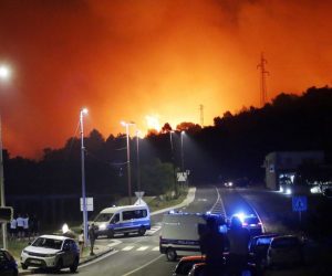 28.07.2019.,Sibenik - Borba sa vatrenom stihijomu Bilicama i okolnim zaseocima trajala je cijelu noc.Vatrogasci,hrvatska vojska,policija i gradjani dali su sve od sebe kako bi vatrenu stihiju stavili pod kontrolu.
Photo: Dusko Jaramaz/PIXSELL