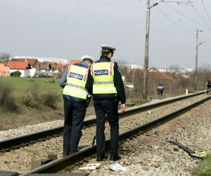 Zagreb, 08.04.2013 - U naletu manevarske lokomotive na kombi vozilo, koji se dogodio oko 14 sati na prunom prijelazu Sv. Klara u Zagrebu, ozlijeðene su dvije osobe iz kombija, izvijestila je zagrebaèka policija. Uzroci nesreæe trebali bi biti poznati nakon oèevida koji je u tijeku.
foto FaH/ Denis CERIÆ /dc
