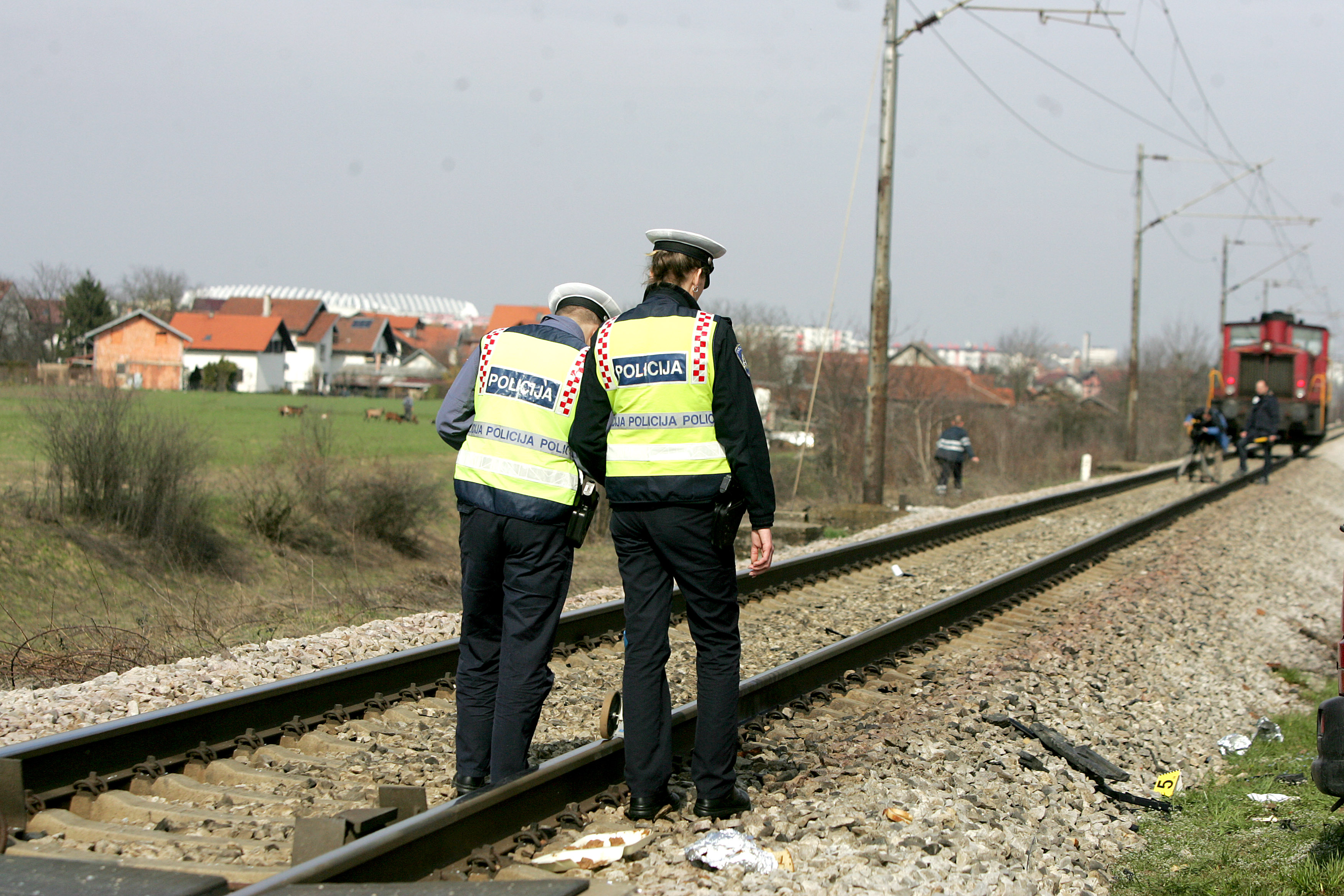 Zagreb, 08.04.2013 - U naletu manevarske lokomotive na kombi vozilo, koji se dogodio oko 14 sati na prunom prijelazu Sv. Klara u Zagrebu, ozlijeðene su dvije osobe iz kombija, izvijestila je zagrebaèka policija. Uzroci nesreæe trebali bi biti poznati nakon oèevida koji je u tijeku.
foto FaH/ Denis CERIÆ /dc